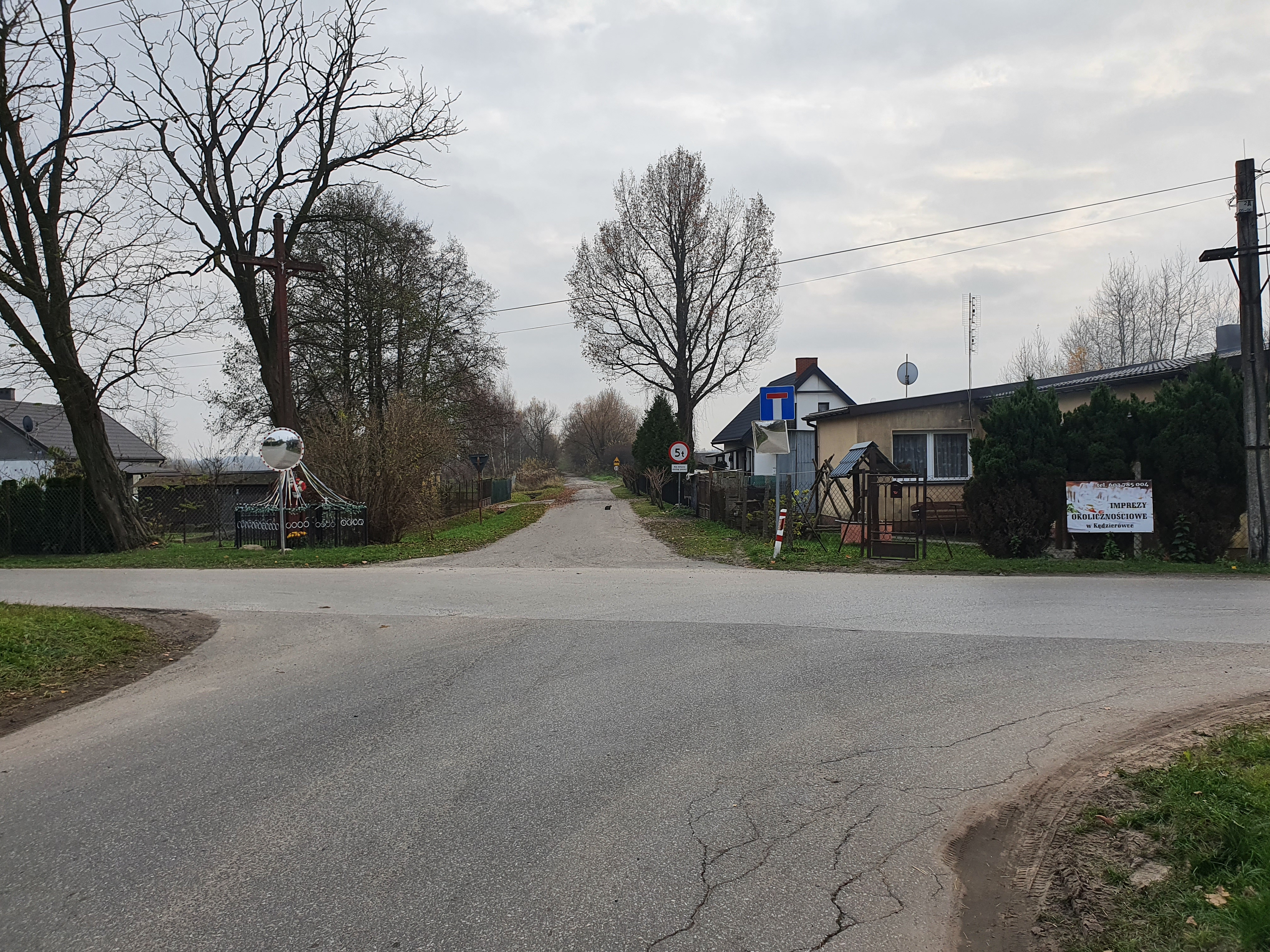Materiał do pytania: Czy za najbliższym widocznym znakiem ruch pojazdów odbywa się tylko w jednym kierunku?