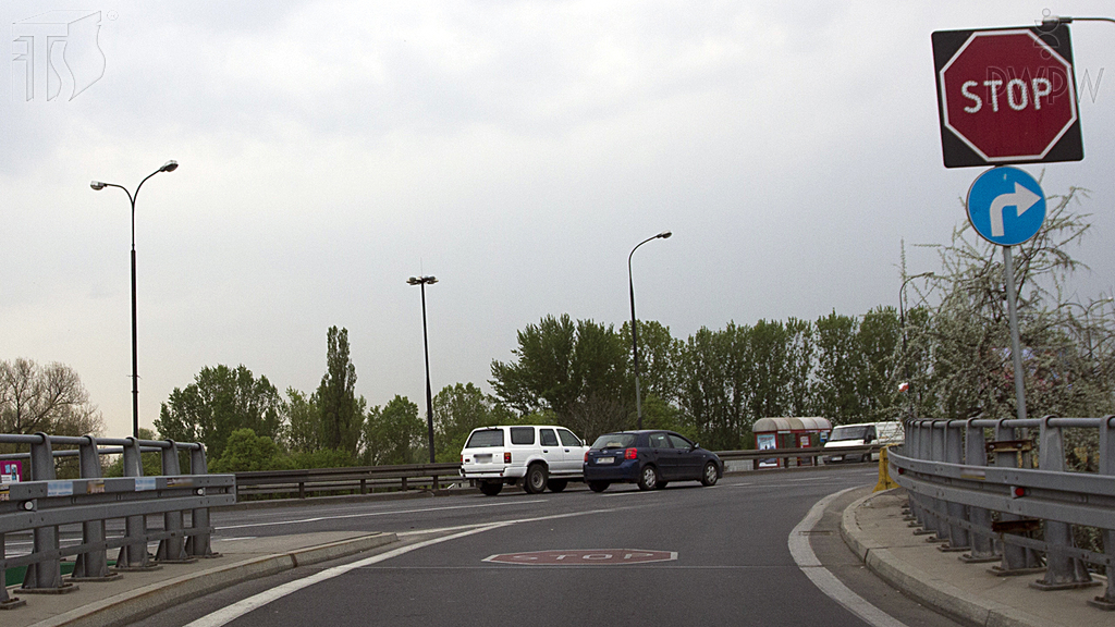 Material zur Frage: Du beabsichtigst die Fahrt auf der hier gezeitgten Straße fortzusetzen. Hast du die Pflicht, denjenigen Fahrzeugführern Vorfahrt zu geben, die sich auf dieser Straße fortbewegen?