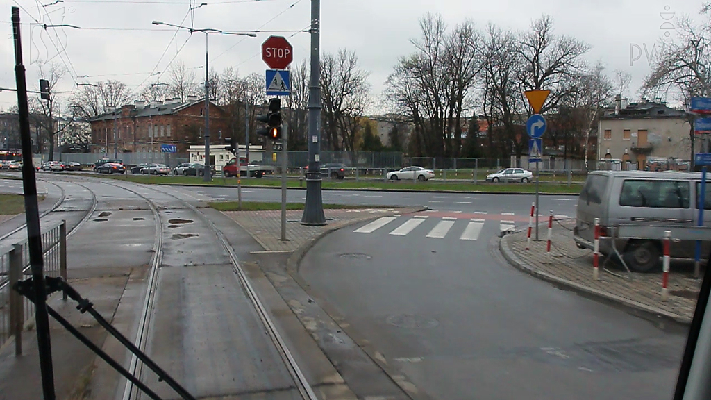 Material zur Frage: Sollen Sie in dieser Situation anhalten und den auf der Querstraße fahrenden Fahrzeugen die Vorfahrt gewähren?
