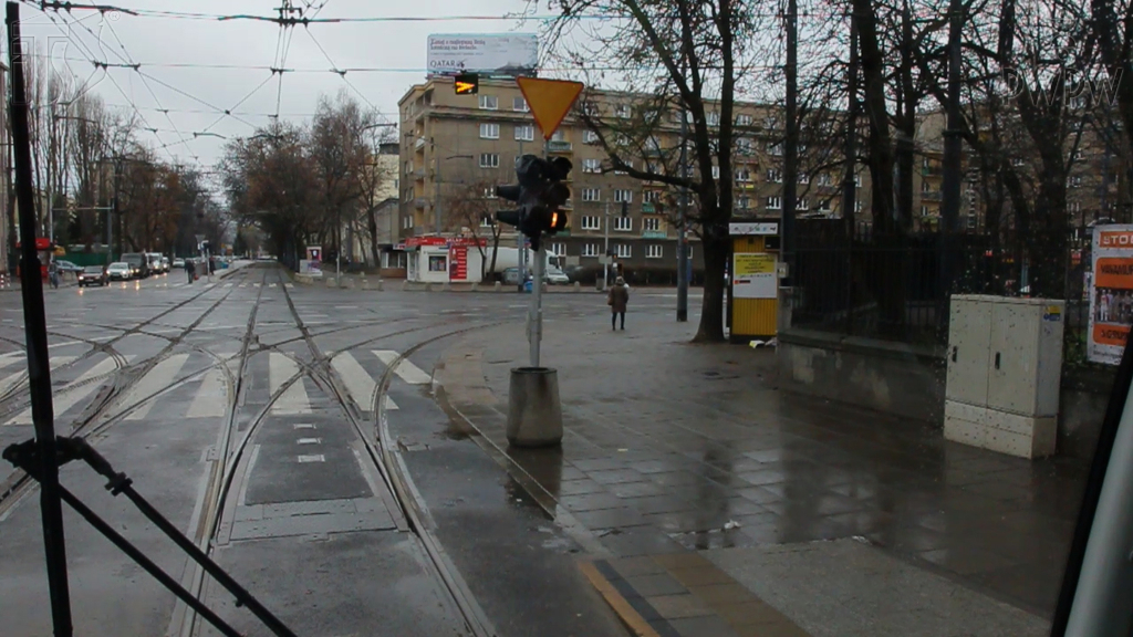 Materiał do pytania: Czy w tej sytuacji, masz obowiązek ustąpić pierwszeństwa pojazdom poruszającym się drogą poprzeczną?