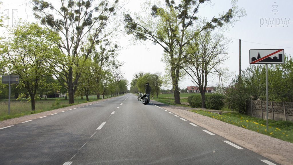 Materiał do pytania: Czy w tej sytuacji masz obowiązek przesunąć na pobocze motocykl, który uległ awarii?
