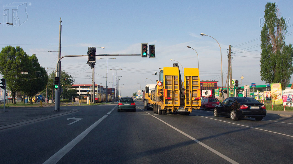 Materiał do pytania: Czy w tej sytuacji masz prawo wyprzedzać samochód ciężarowy?