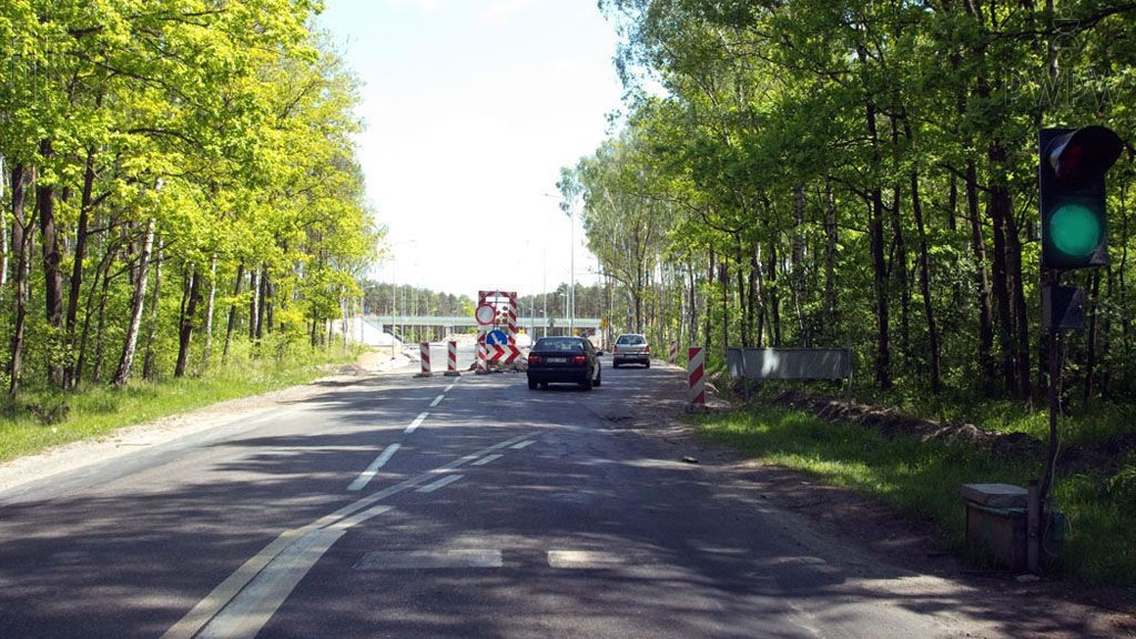 Material zur Frage: Darf man in der dargestellten Situation auf den verengten Straßenabschnitt hinauffahren, ohne vor dem Lichtsignalgeber angehalten zu haben?