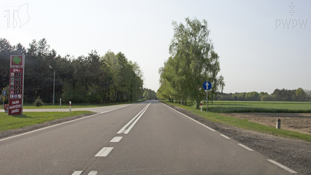 Material zur Frage: Darf man in dieser Situation über die auf der linken Seite sichtbare Einfahrt auf die Tankstelle einfahren?