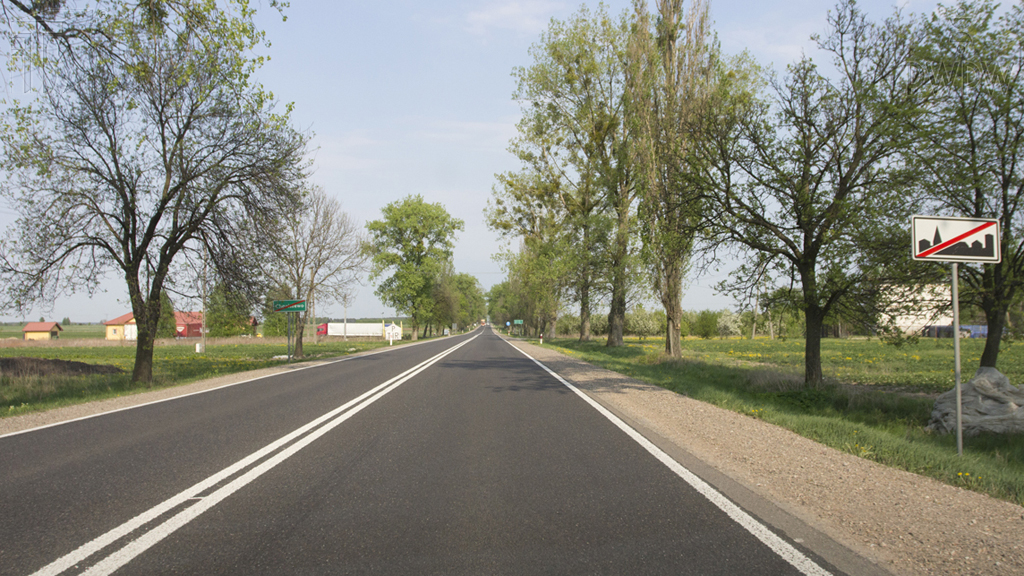 Materiał do pytania: Z jaką maksymalną dopuszczalną prędkością wolno Ci kierować samochodem osobowym po drodze za tym znakiem?