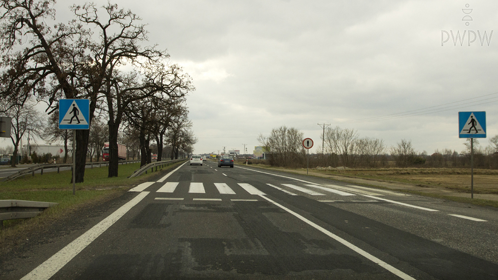 Materiał do pytania: Czy w tym miejscu wolno Ci zmienić pas ruchu?
