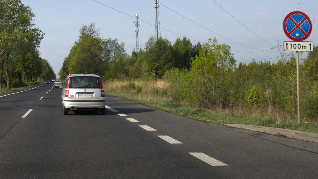 Materiał do pytania: Czy umieszczona pod tym znakiem zakazu tabliczka określa długość odcinka jezdni, na którym zakaz ten obowiązuje?