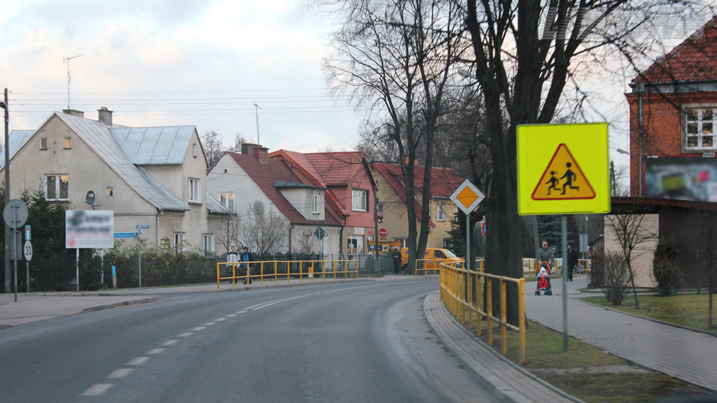 Materiał do pytania: Czy w tej sytuacji jesteś ostrzegany, że zbliżasz się do przejścia dla pieszych?