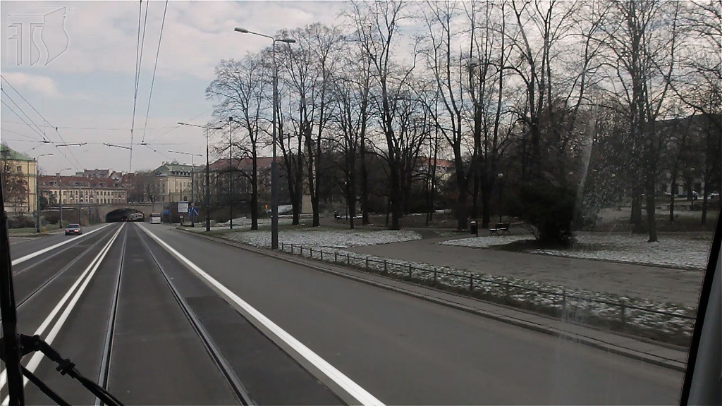 Material zur Frage: Erlaubt die rechts sichtbare, durchgezogene Linie, die Erlaubnis für andere Fahrzeuge, diese zu befahren?