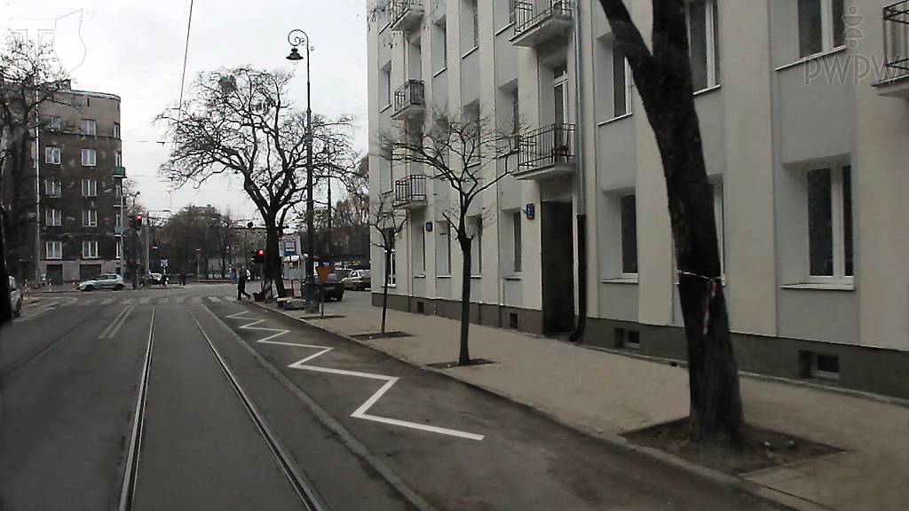 Materiał do pytania: Czy widoczna na jezdni linia łamana wyznacza miejsce przystanku dla tramwajów, autobusów lub trolejbusów?
