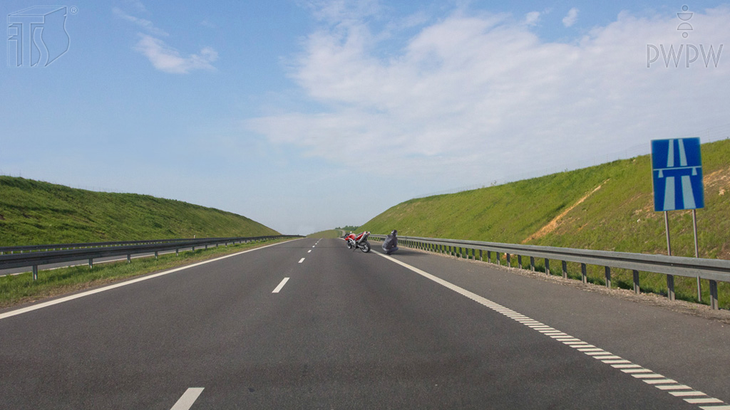Materiał do pytania: Czy w tej sytuacji masz obowiązek przesunąć uszkodzony motocykl na pas awaryjny?
