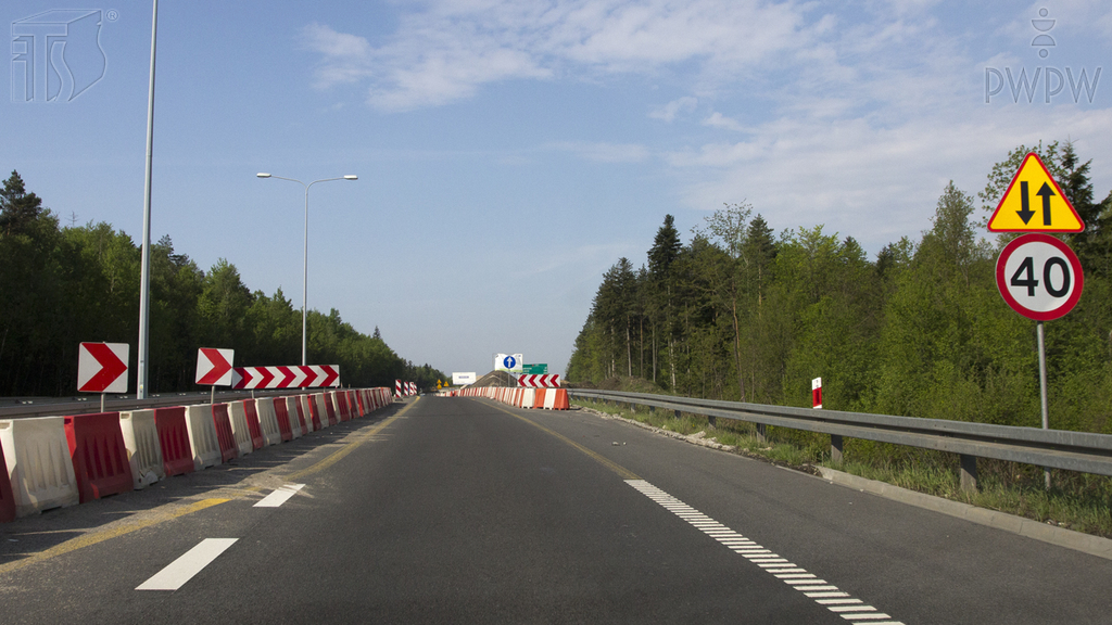 Materiał do pytania: Czy w przedstawionej sytuacji odległość od znaku ostrzegawczego do miejsca niebezpiecznego wynosi do 100 metrów?