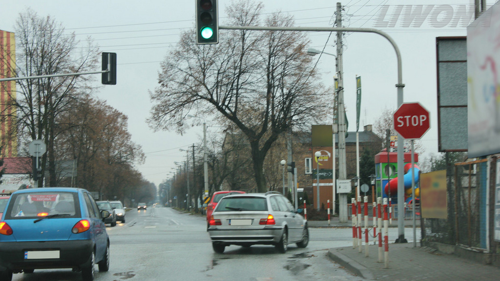 Material zur Frage: Soll man in dieser Situation beim Geradeausfahren über die Kreuzung vor dem STOP Schild anhalten?