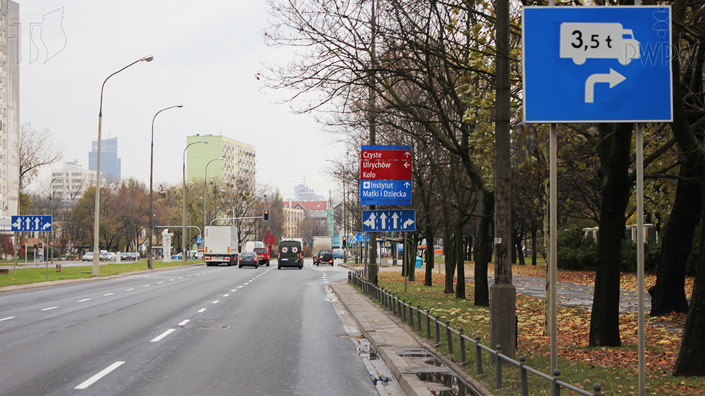 Material zur Frage: Weist dieses Verkehrszeichen darauf hin, dass Sie mit einem Pkw an der nächsten Kreuzung nach rechts abbiegen müssen?