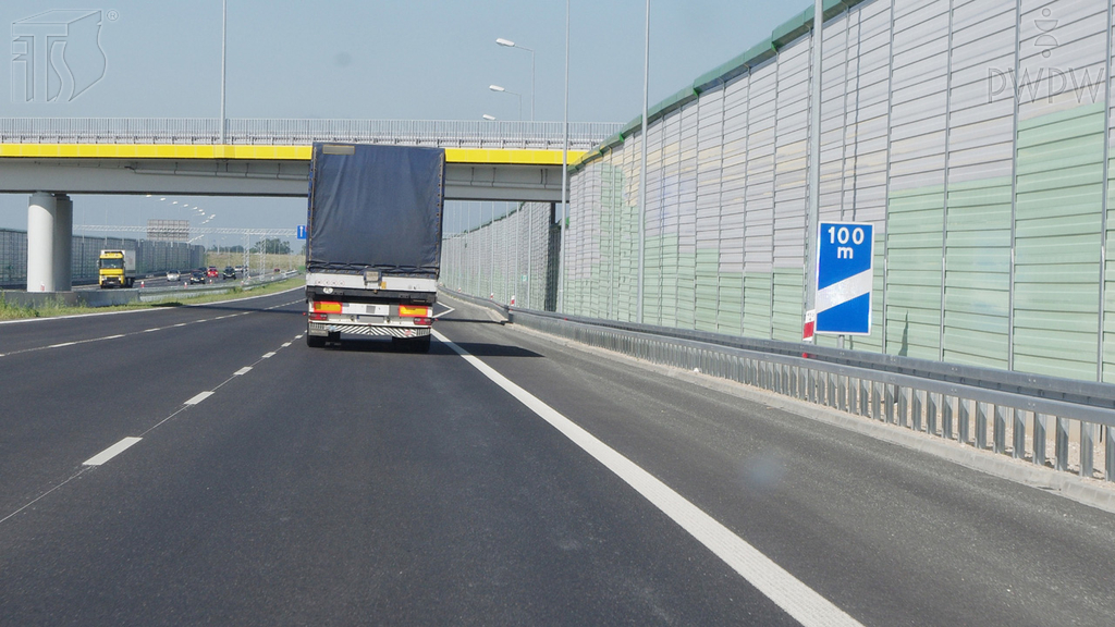 Materiał do pytania: Czy ten znak informuje o zbliżaniu się do miejsca zjazdu z autostrady?
