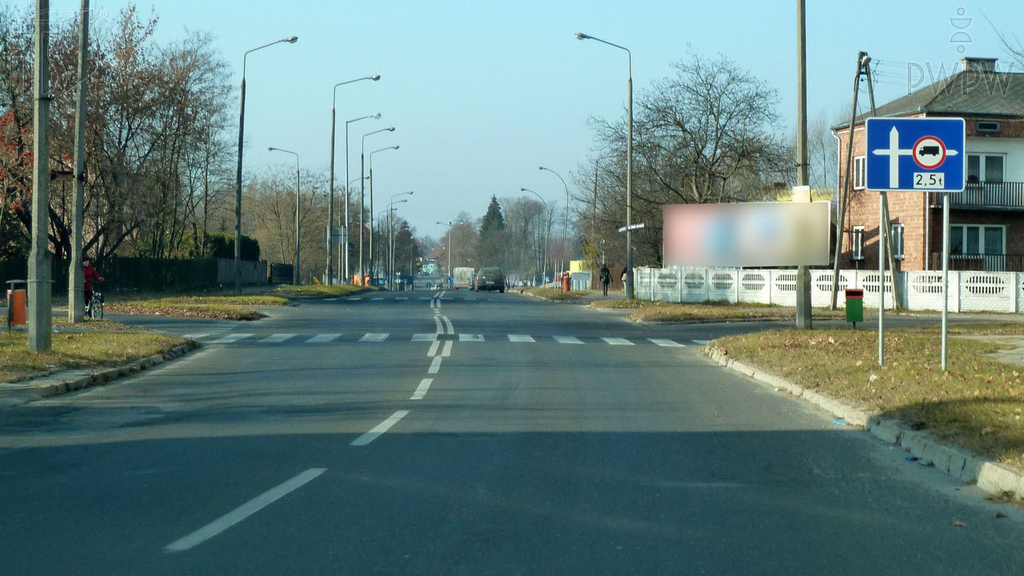 Material zur Frage: Dürfen Sie hinter diesem Verkehrszeichen rechts abbiegen, wenn Sie mit ein Motorfahrrad fahren?