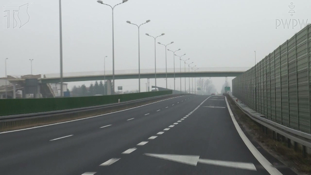 Materiał do pytania: Czy widoczne na prawym pasie ruchu znaki poziome wyznaczają początek wyjazdu z autostrady?