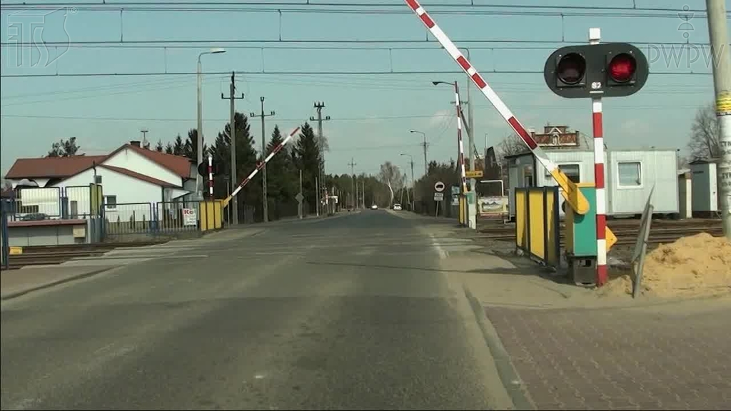 Materiał do pytania: Czy w tej sytuacji wolno Ci wjechać na przejazd kolejowy?