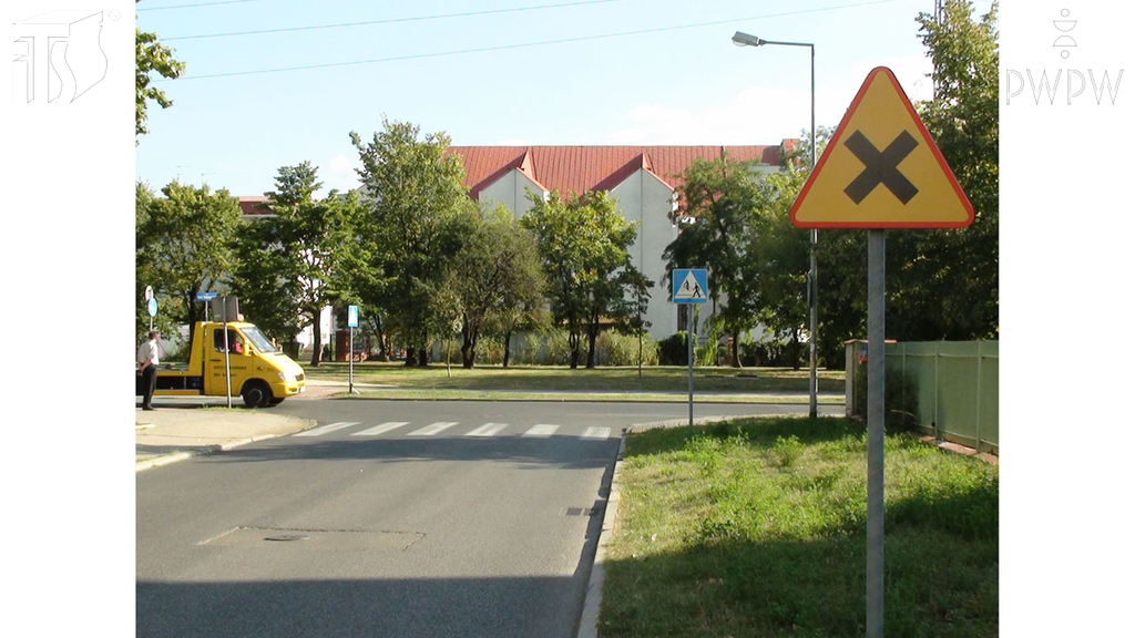 Materiał do pytania: Czy skręcając w lewo na tym skrzyżowaniu masz pierwszeństwo przed pojazdem nadjeżdżającym z lewej strony?