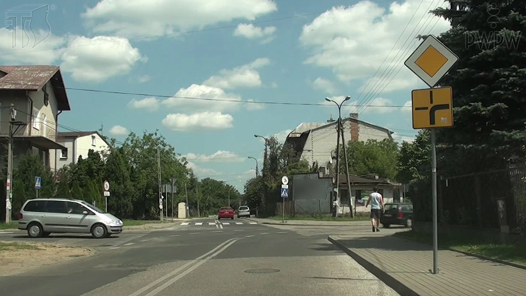 Materiał do pytania: Czy jadąc na wprost na tym skrzyżowaniu masz pierwszeństwo przed pojazdem nadjeżdżającym z lewej strony?