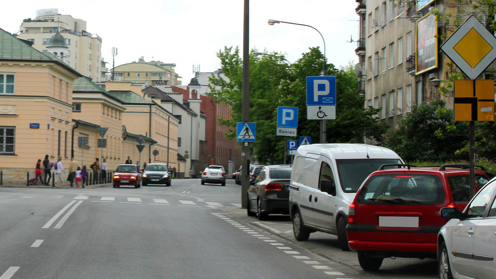 Material zur Frage: Sie möchten an der nähesten Kreuzung links fahren. Sollen Sie dann den im Gegenverkehr kommenden Fahrzeugen die Vorfahrt gewähren?