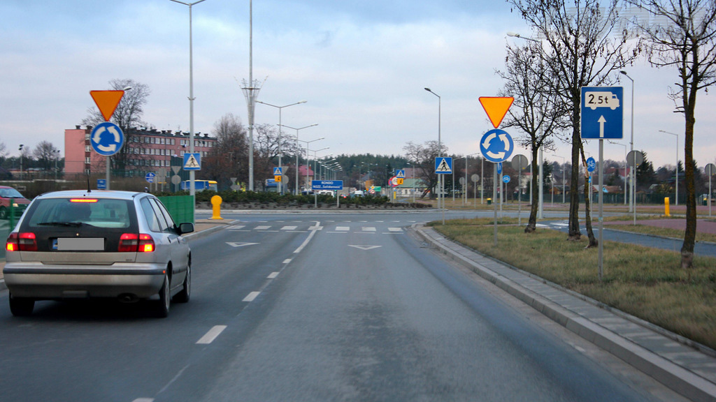 Material zur Frage: Hat man beim Einfahren auf diesen Kreisverkehr Vorfahrt gegenüber den bereits auf dieser Kreuzung befindlichen Verkehrsteilnehmern?