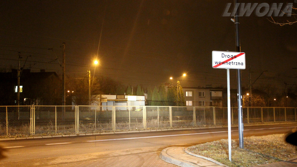 Materiał do pytania: Czy w tej sytuacji wjeżdżając na jezdnię drogi publicznej masz obowiązek zastosować zasady związane z włączaniem się do ruchu?