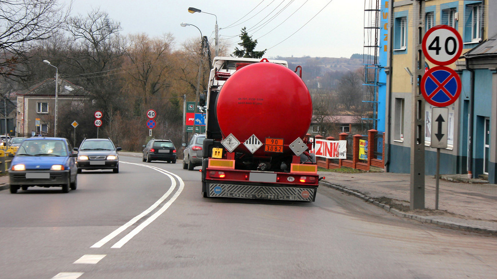 Materiał do pytania: Czy w tej sytuacji masz prawo na chwilę zatrzymać pojazd na jezdni w celu wysadzenia pasażera?