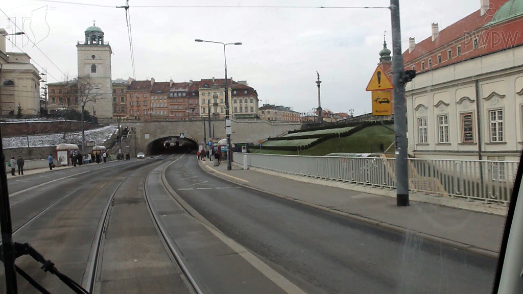 Materiał do pytania: Czy ten znak ostrzegawczy dotyczy kierującego tramwajem?