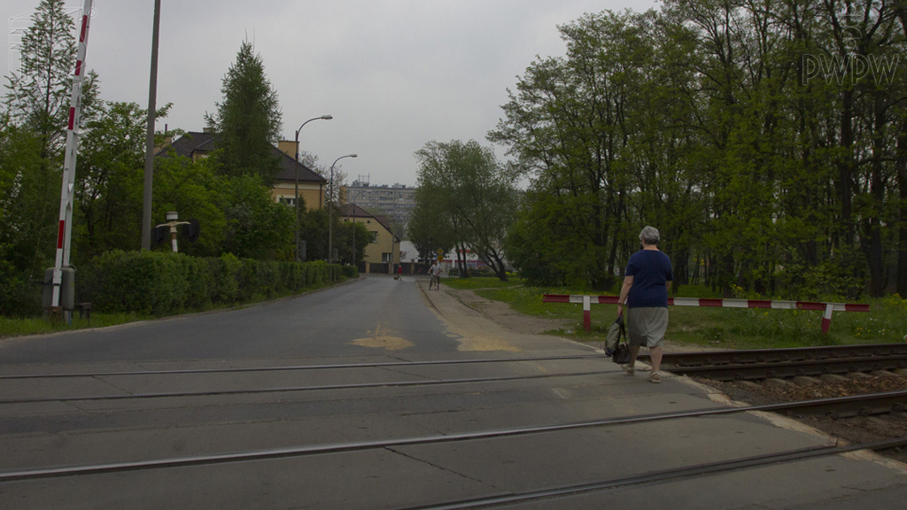 Material zur Frage: Dürfen Sie direkt hinter diesem Bahnübergang anhalten, um einen Passagier abzusetzen?