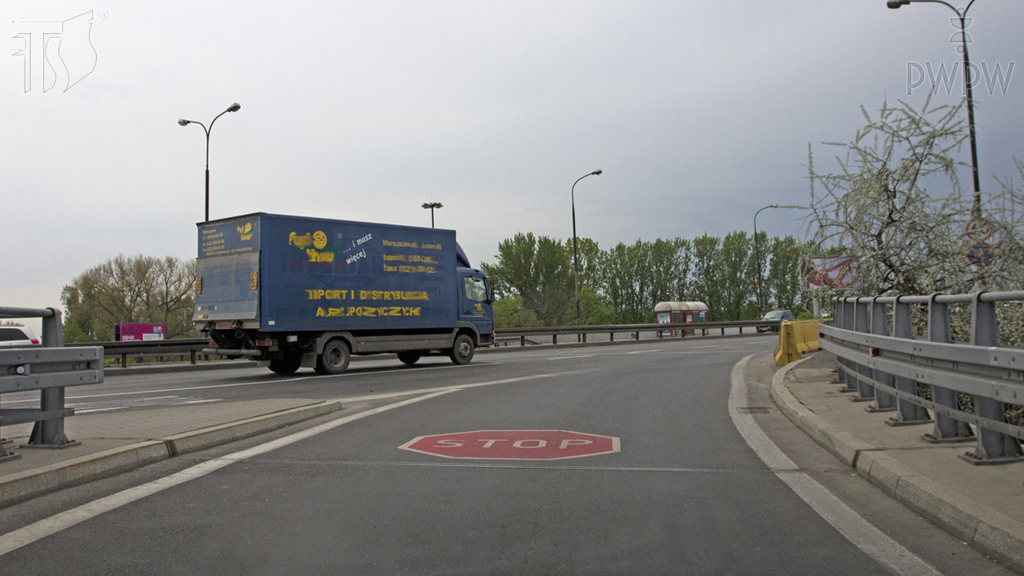 Materiał do pytania: Czy widoczny na jezdni znak "stop" uprzedza o zbliżaniu się do drogi z pierwszeństwem przejazdu?