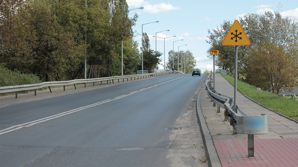 Materiał do pytania: Czego możesz spodziewać się wjeżdżając na most oznaczony tym znakiem?