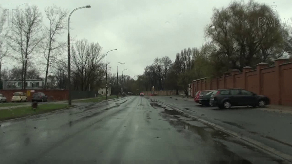 Materiał do pytania: Jak powinieneś się zachować wjeżdżając na odcinek drogi pokryty kałużami?