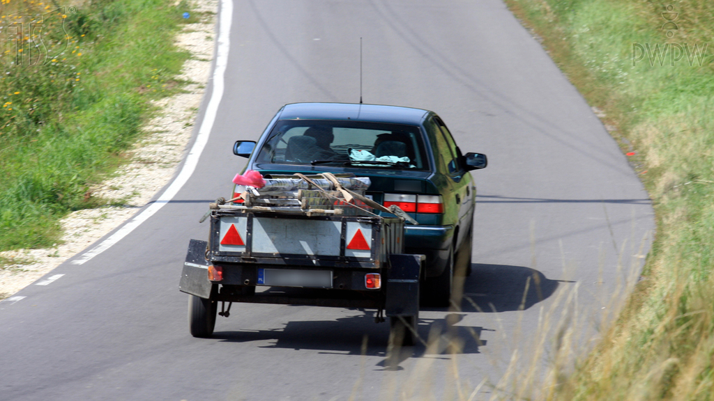 Material for the question: What is the maximum overhang of a load transported in a motor vehicle, counting from the rear outline of the car?