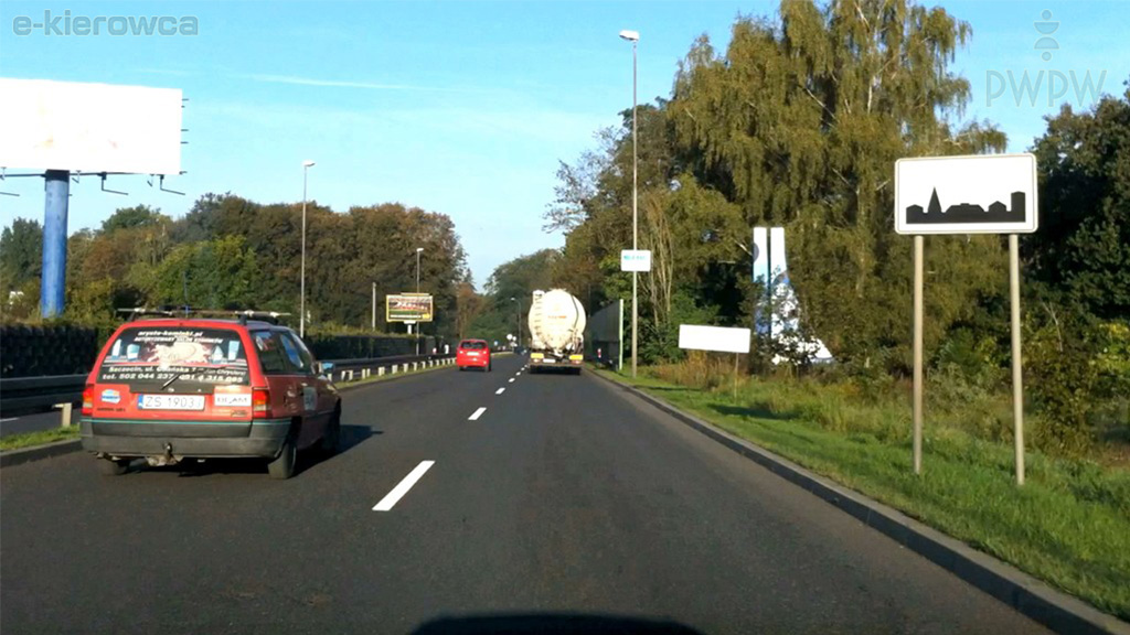 Materiał do pytania: Z jaką maksymalną dopuszczalną prędkością wolno Ci jechać po drodze za tym znakiem, jeśli holujesz inny samochód osobowy?