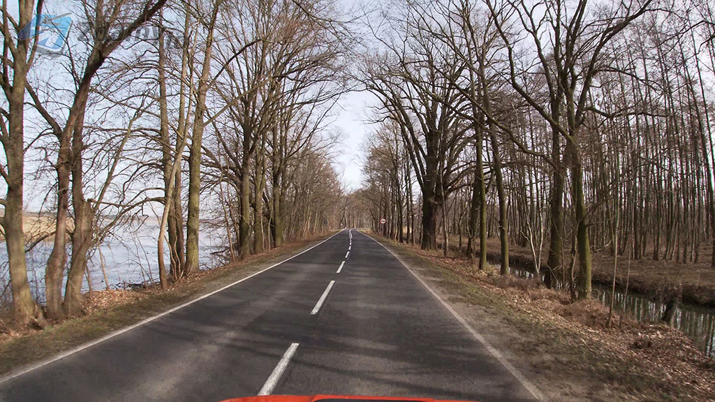 Materiał do pytania: Czy w tym miejscu wolno Ci się zatrzymać przy lewej krawędzi jezdni?