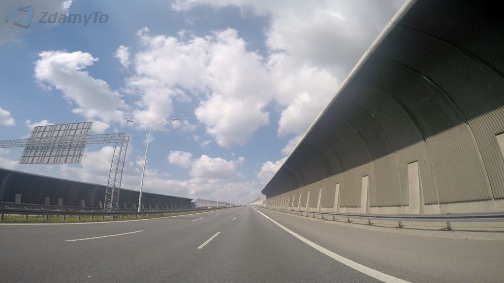 Materiał do pytania: Kierujesz pojazdem osobowym z przyczepą, jadąc autostradą. Jakiej prędkości nie wolno Ci przekroczyć?