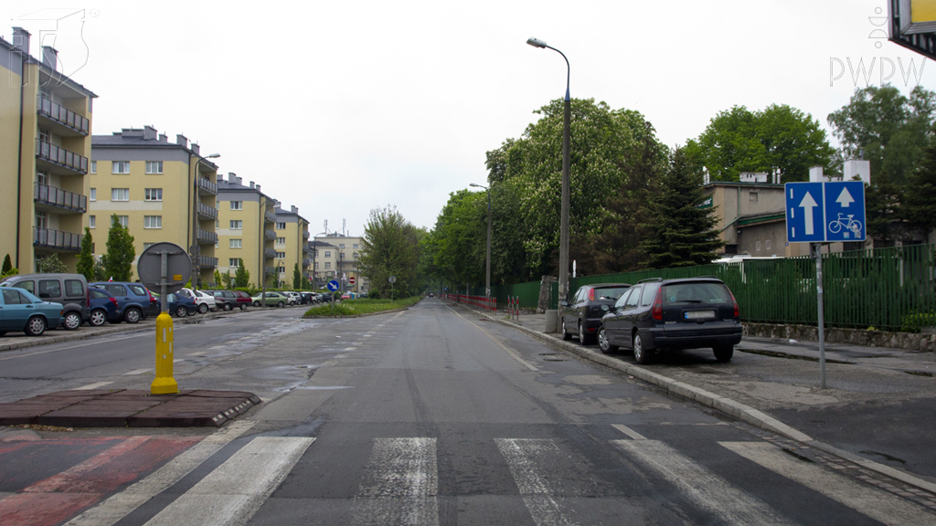 Material zur Frage: Dürfen Sie beim Geradeausfahren in dieser Situation direkt an der rechten Fahrbahnkante fahren?