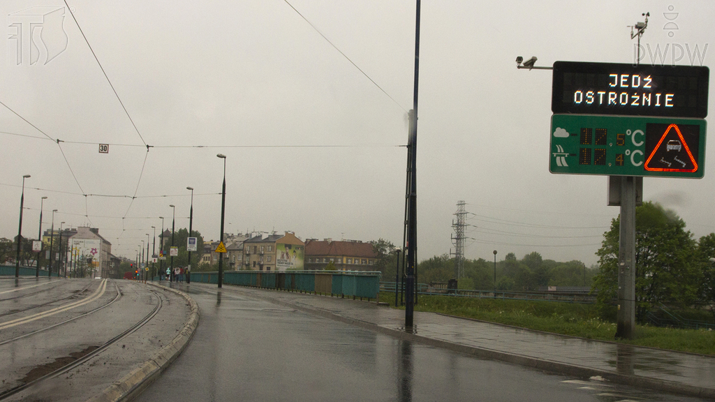 Materiał do pytania: Czy umieszczony na tablicy znak ostrzega Cię o miejscu na drodze, w którym występuje lub może występować niebezpieczeństwo?