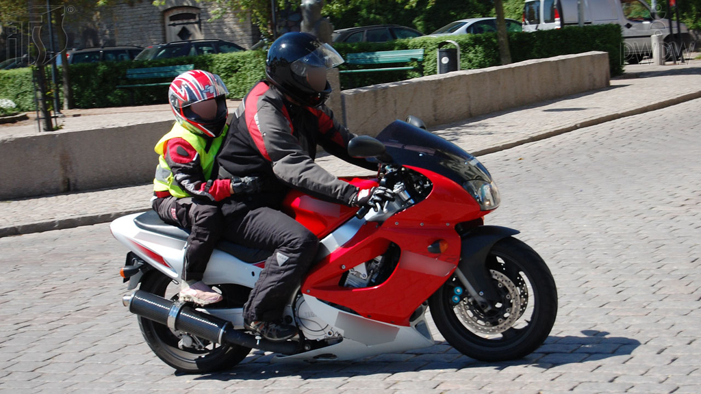 Materiał do pytania: Z jaką prędkością masz prawo przewozić motocyklem sześcioletnie dziecko?