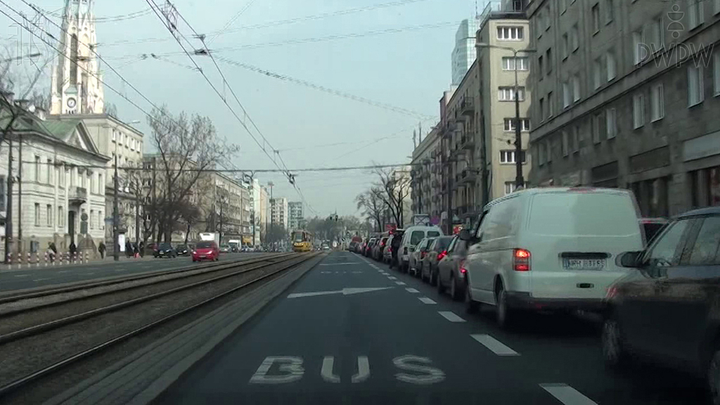 Materiał do pytania: Czy masz prawo jechać motocyklem po pasie ruchu dla autobusów?