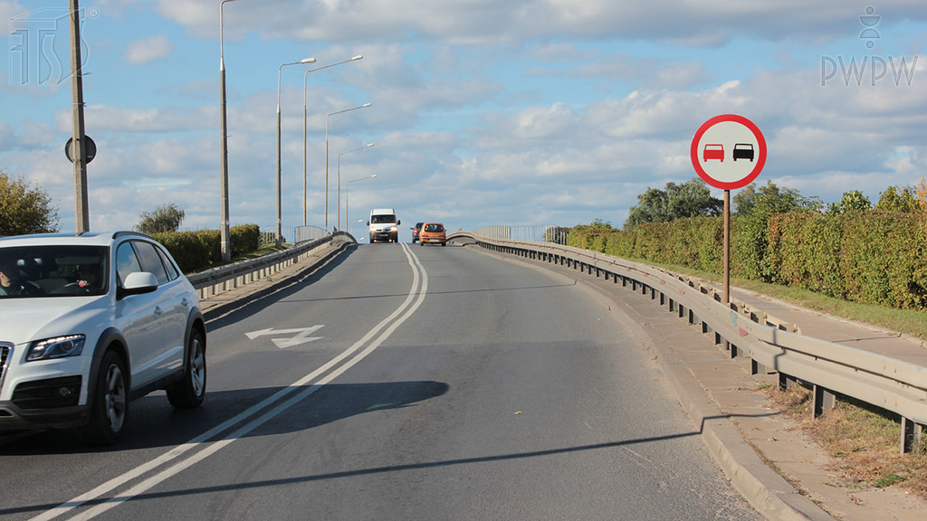 Materiał do pytania: Którego z wymienionych pojazdów nie możesz wyprzedzić kierując motocyklem na drodze za tym znakiem?