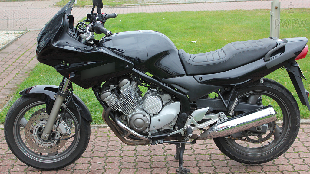 Materiał do pytania: Czy obowiązkowym wyposażeniem motocykla są światła awaryjne?