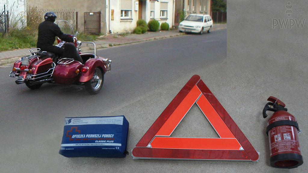 Materiał do pytania: Który z wymienionych elementów jest obowiązkowym wyposażeniem motocykla z bocznym wózkiem?