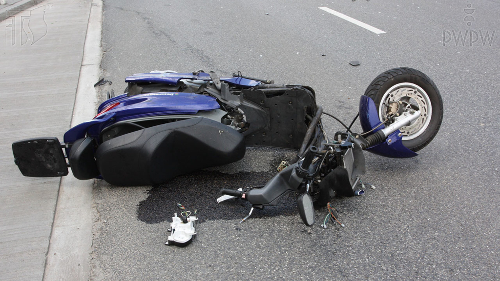 Materiał do pytania: Który z wymienionych strojów zapewnia najskuteczniejszą ochronę kierującego w przypadku upadku z motoroweru?