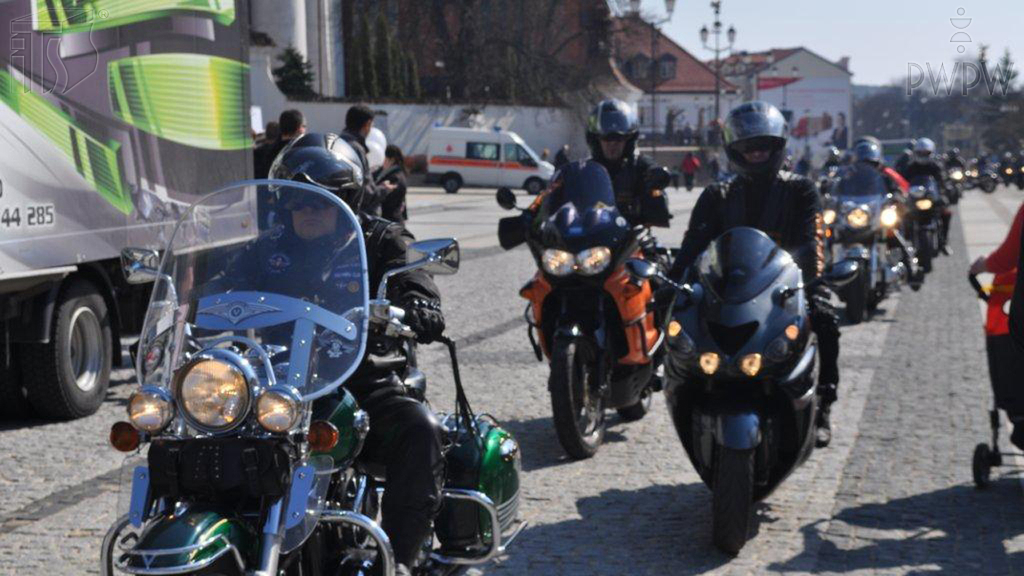 Materiał do pytania: Jaka jest minimalna odległość pomiędzy jadącymi kolumnami motocykli?