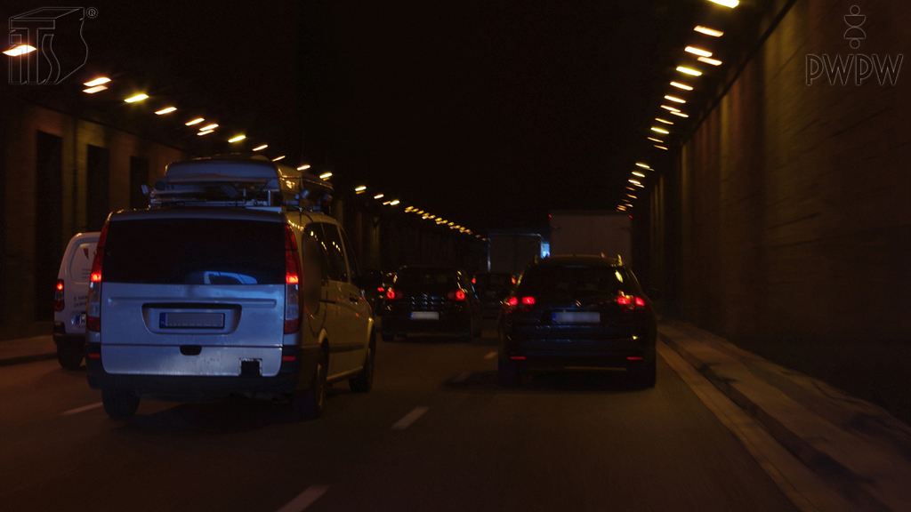 Material zur Frage: Welchen Mindestabstand sollen Sie zum anderem Fahrzeug einhalten, wenn Sie in einem Stau im Tunnel hinter einem anderen Fahrzeug stehen?
