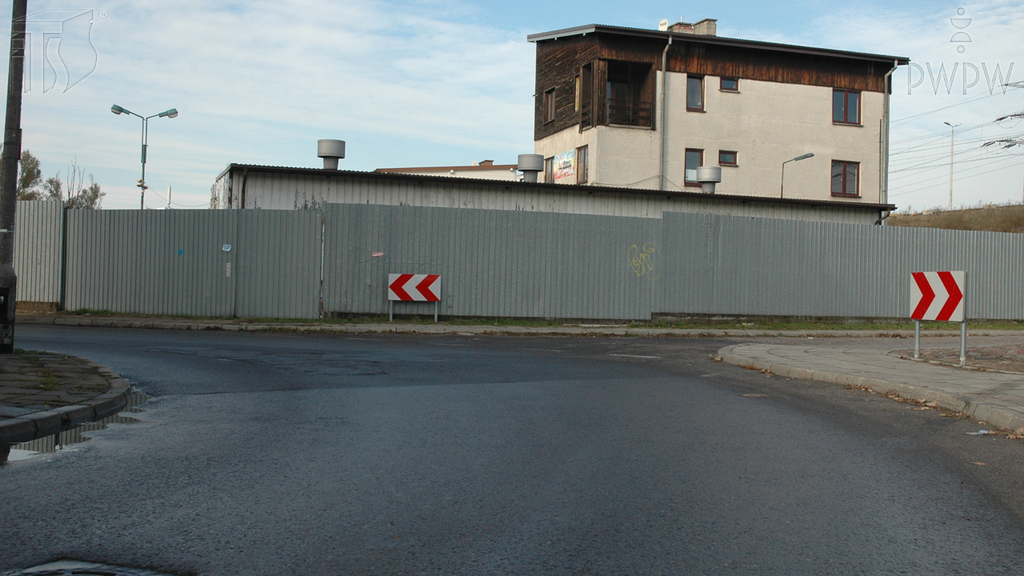 Material zur Frage: In welchem Moment sollen Sie zu bremsen beginnen, wenn Sie das Kraftrad fahren und eine scharfe Straßenkurve bewältigen wollen?