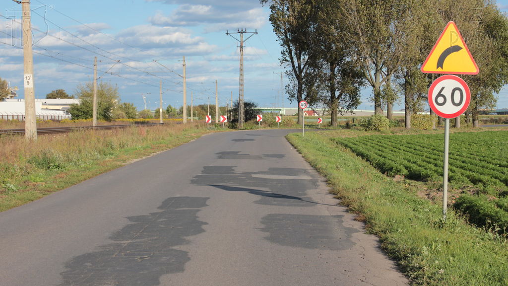 Materiał do pytania: Co powinieneś zrobić kierując motocyklem bezpośrednio przed wjazdem na ostry zakręt?