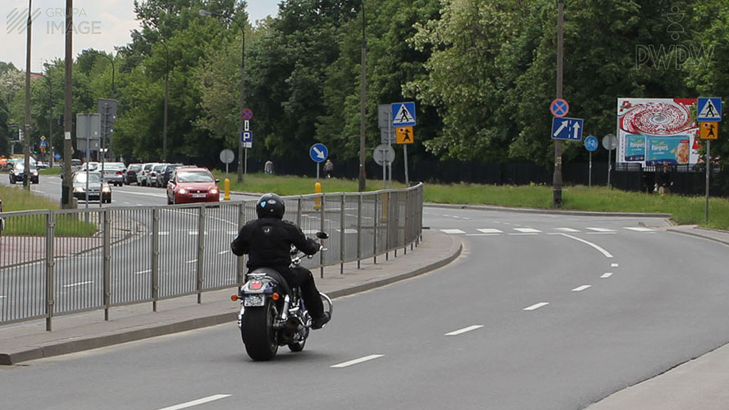 Materiał do pytania: Który z wymienionych czynników ma największy wpływ na długość drogi hamowania motocykla, gdy jedziesz w dobrych warunkach atmosferycznych?